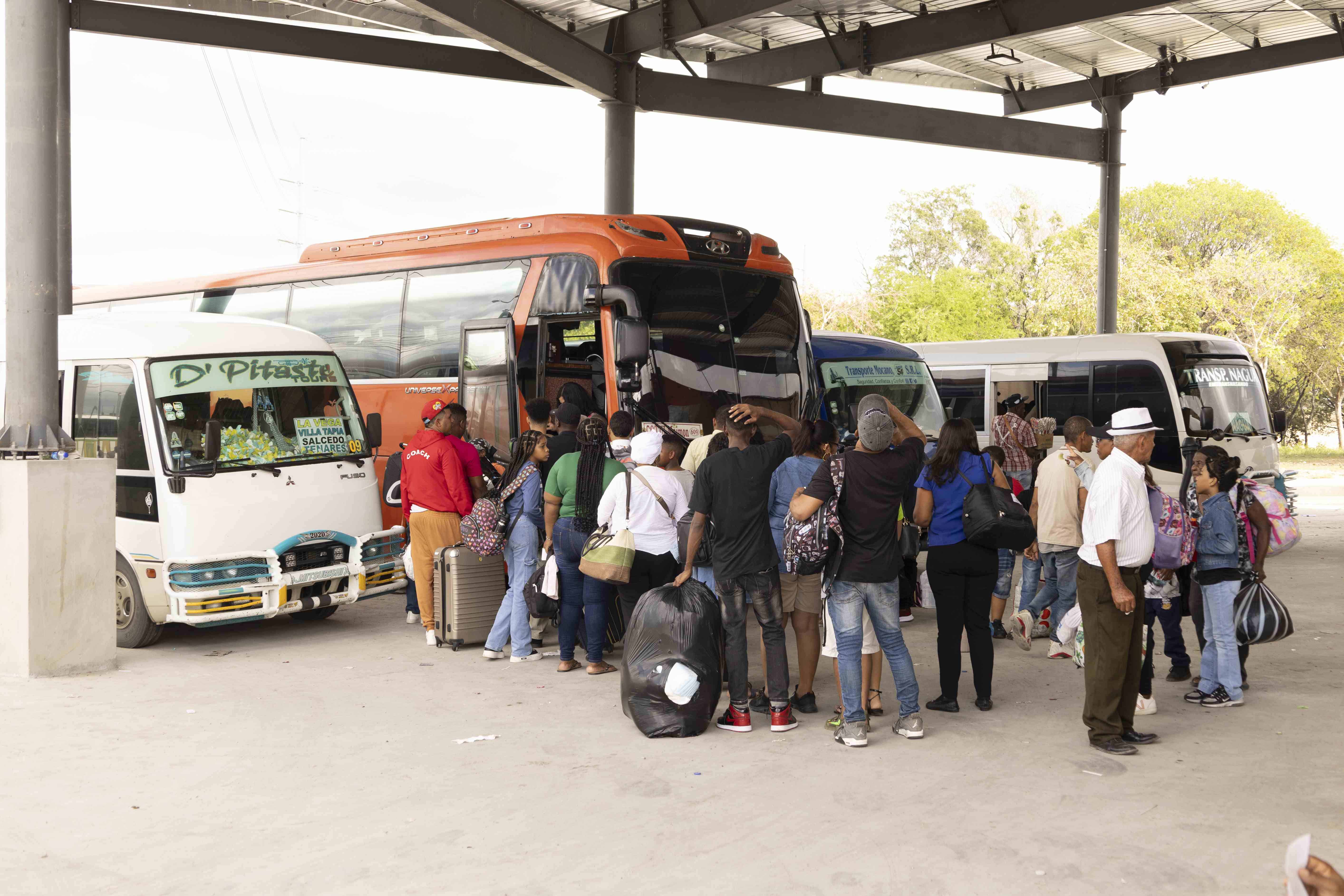 No había escasez de vehículos para transportar a los viajeros.