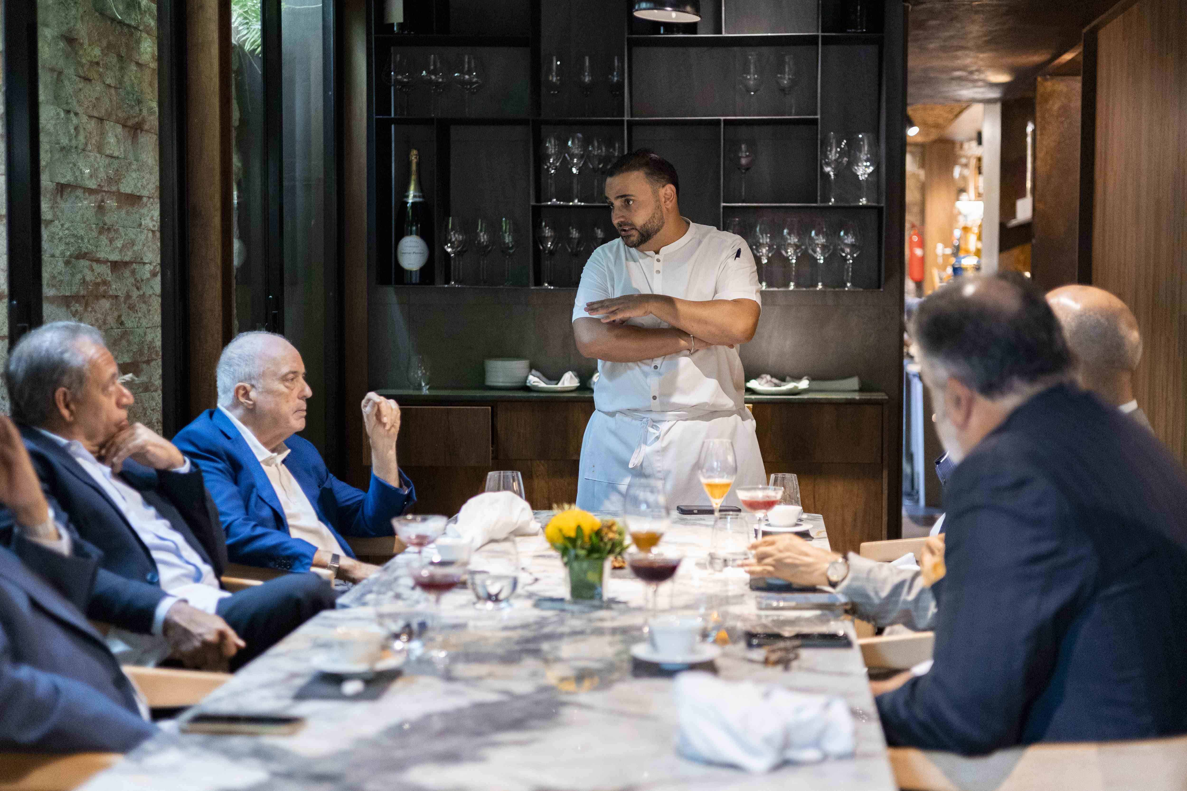 Miembros de la Academia Dominicana de Historia departen con el chef Saverio Stassi sobre “La primera cena de Navidad en América”.