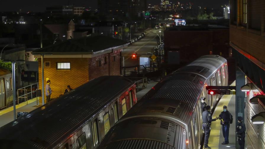 Detienen a un hombre por la muerte de una mujer hallada en llamas en un vagón del metro de NY