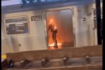 Captan el momento exacto en el que una mujer arde en llamas en el tren de NY