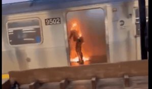Captan el momento exacto en el que una mujer arde en llamas en el tren de NY