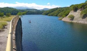 Advierten a comunidades por vertido libre de la presa de Monción