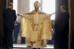 El papa Francisco abre la Puerta Santa con una ceremonia sencilla entre fuertes medidas de seguridad