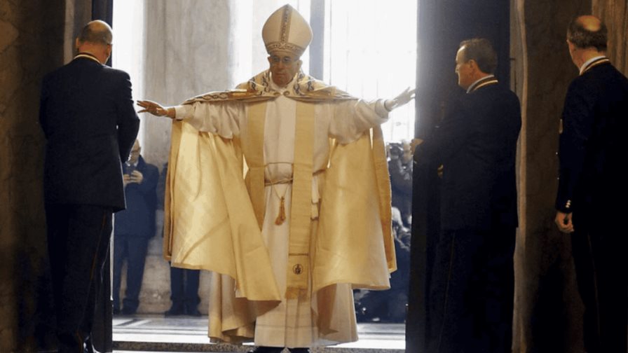 El papa Francisco abre la Puerta Santa con una ceremonia sencilla entre fuertes medidas de seguridad