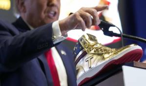 Colonias, zapatos y Biblias: el merchandising de Trump para ganar dinero y crear comunidad