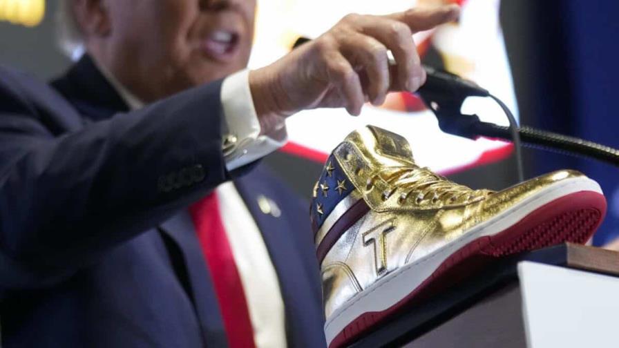 Colonias, zapatos y Biblias: el merchandising de Trump para ganar dinero y crear comunidad