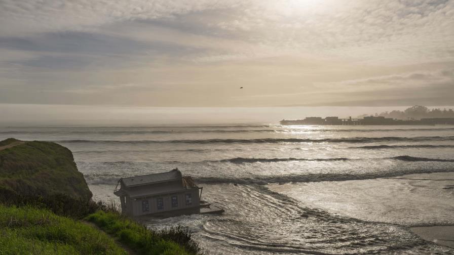 Un hombre muere después de que una gran ola lo atrapara bajo escombros en una playa de California