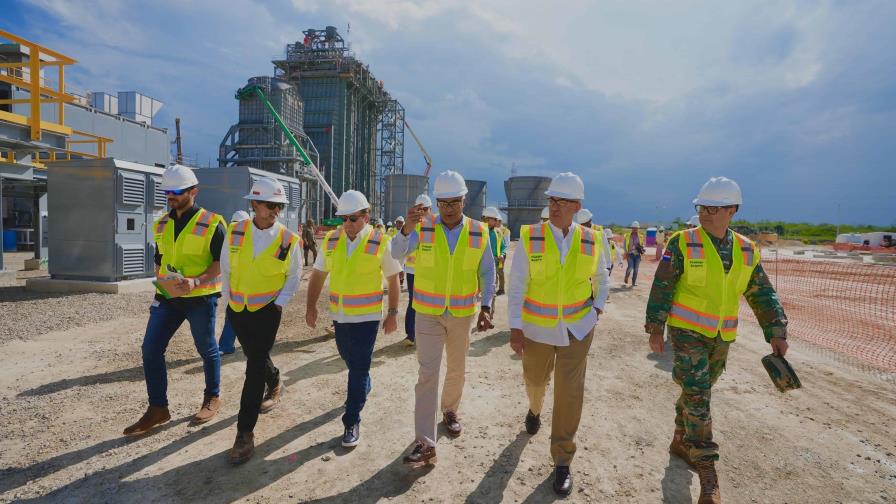 Ministros José Paliza y Joel Santos realizan visita a proyectos en Manzanillo