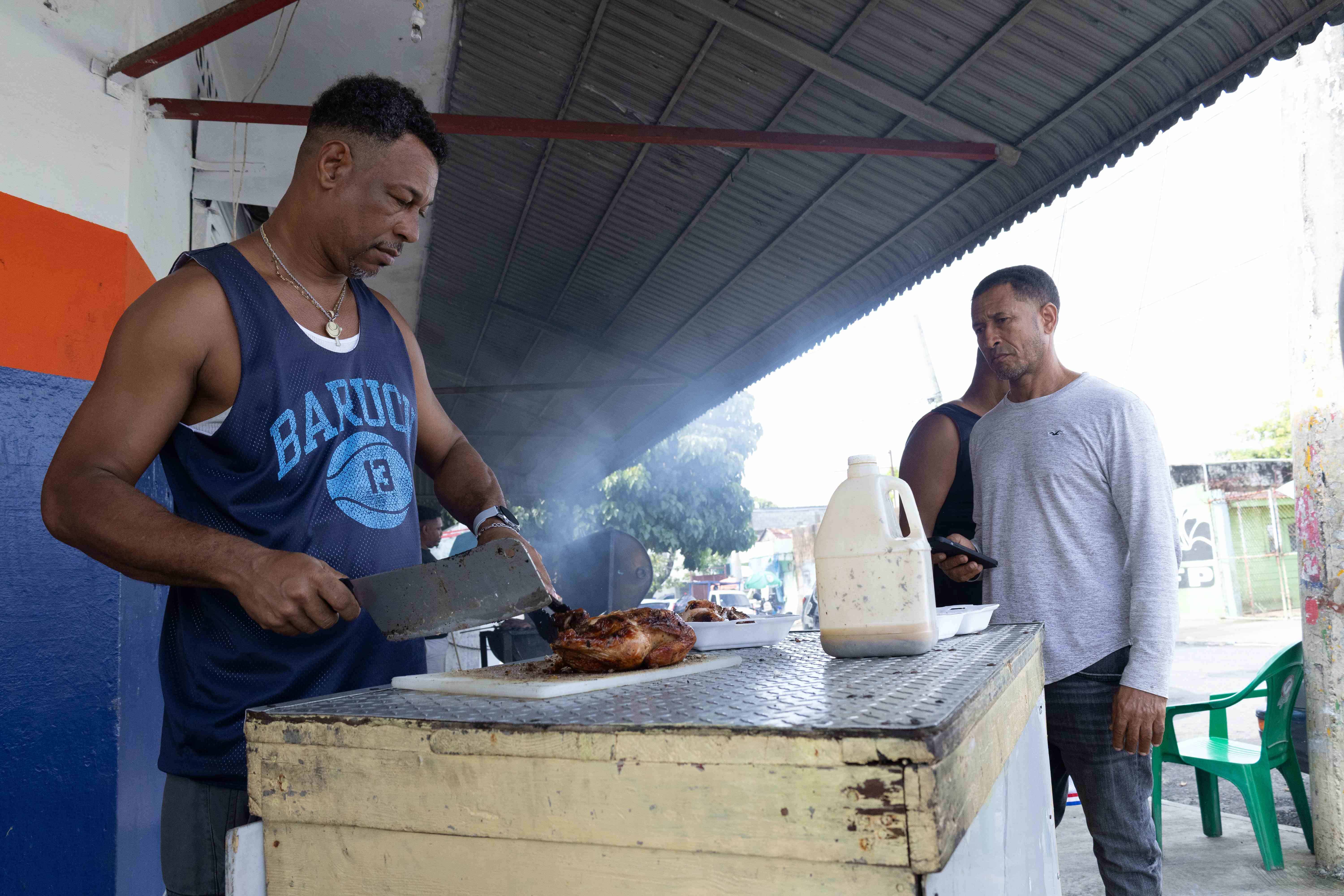 Ademas de cerdo, se consume pollo.