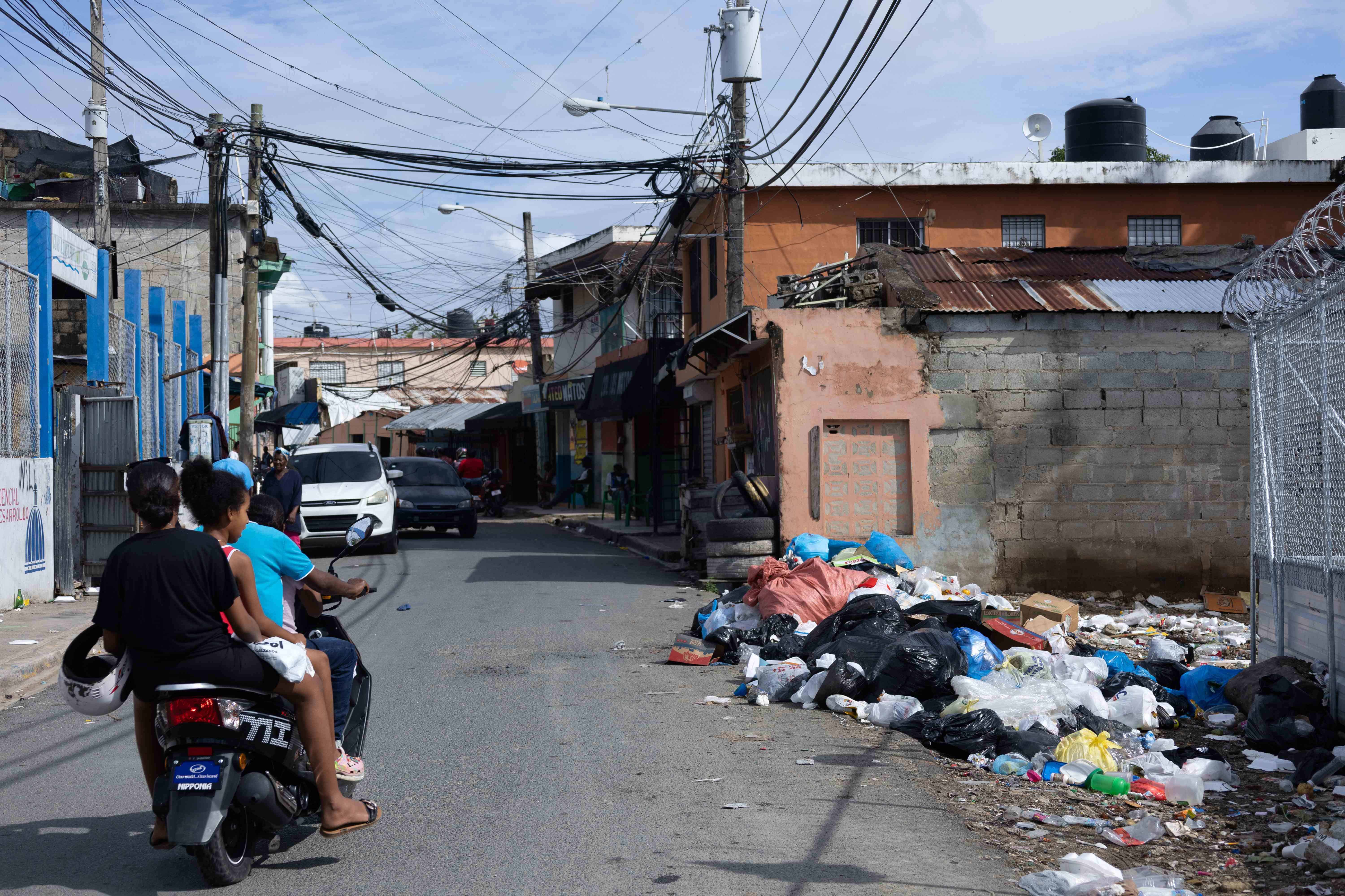 Habia basura en algunas calles de la ciudad. 