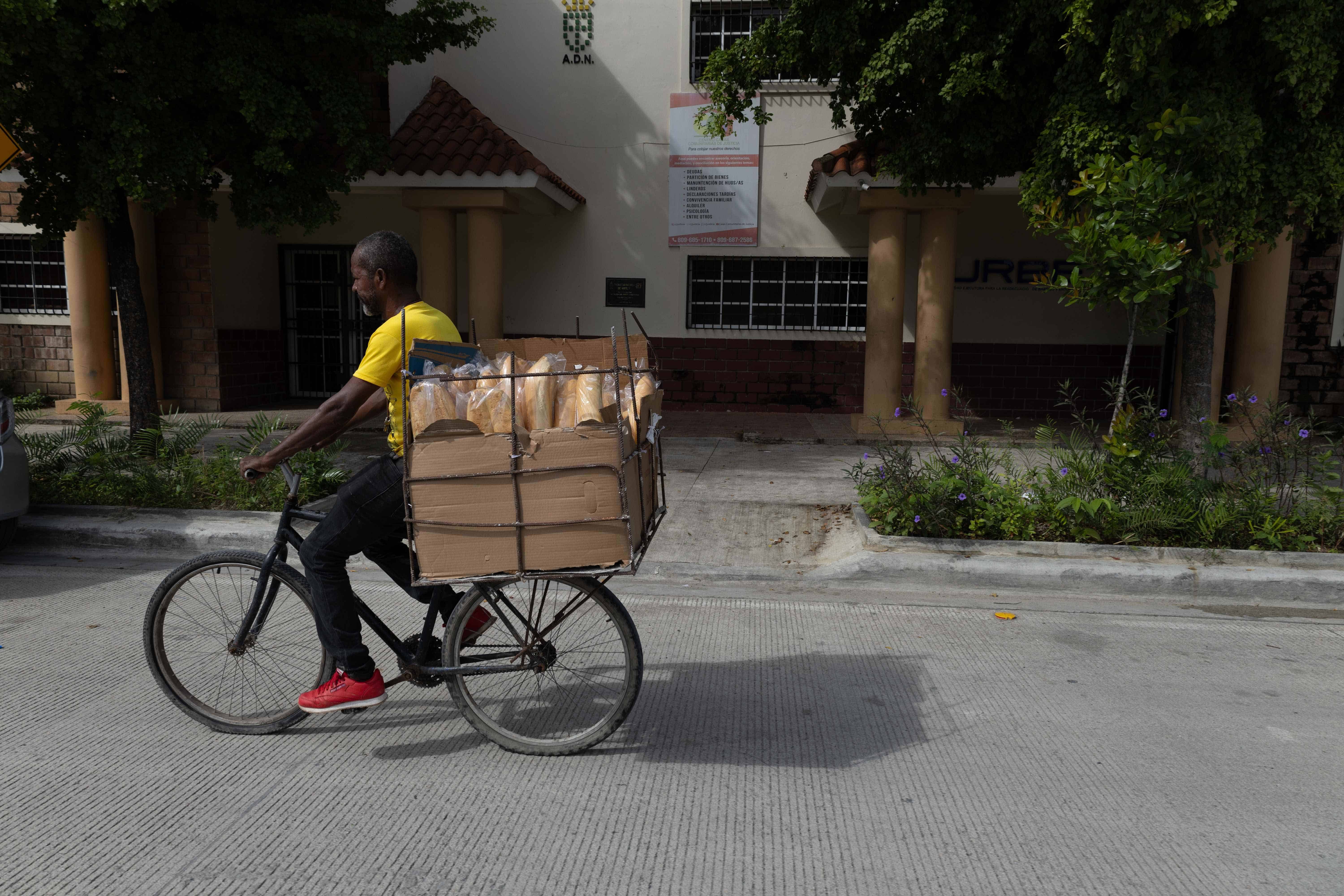 Telera en bicicleta. 