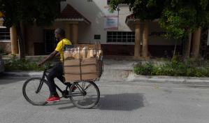 En barrios de la ciudad proliferan los puestos de venta de alimentos para la cena de Nochebuena