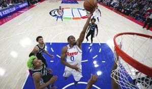 Maxey lidera a 76ers en victoria 111-106 sobre Spurs tras expulsión de Embiid