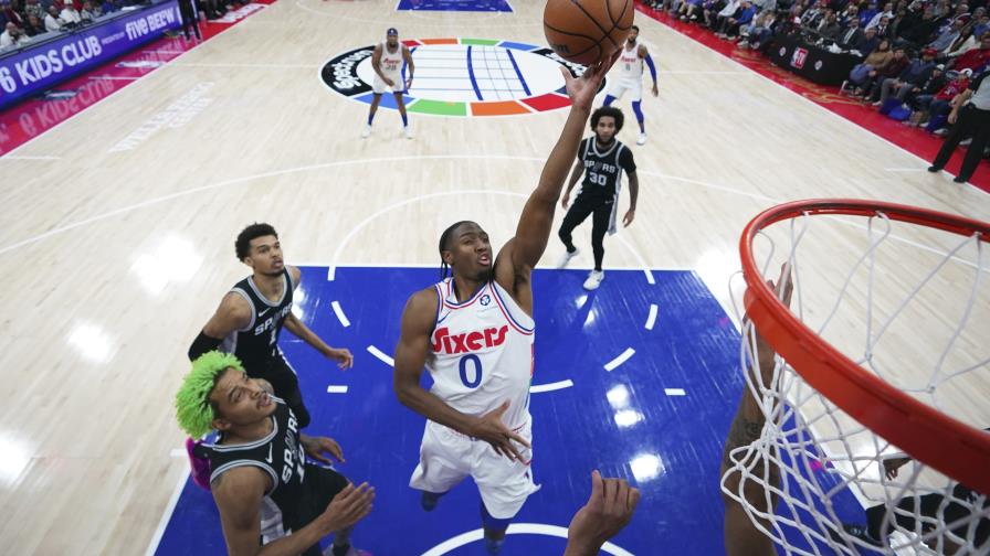 Maxey lidera a 76ers en victoria 111-106 sobre Spurs tras expulsión de Embiid