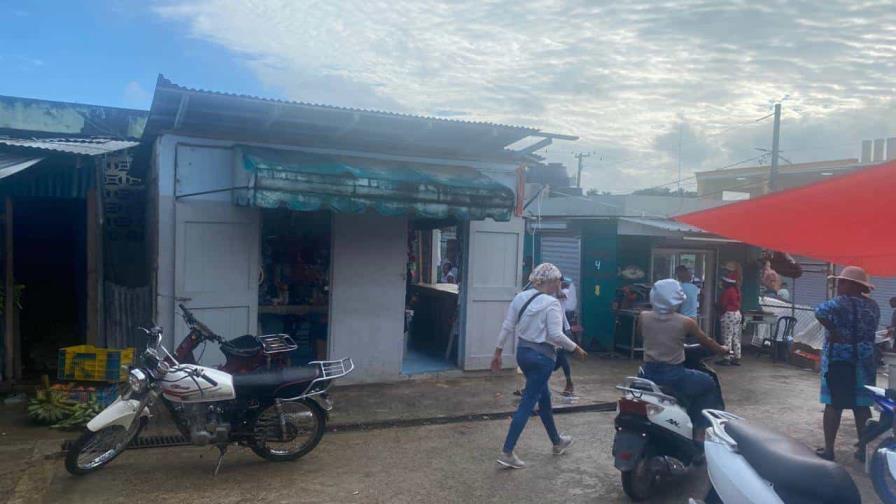 Poco flujo de personas en víspera de de Nochebuena en mercado de El Seibo