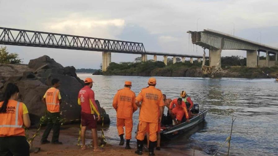 Toneladas de ácido complican búsqueda de desaparecidos tras derrumbe de puente en Brasil