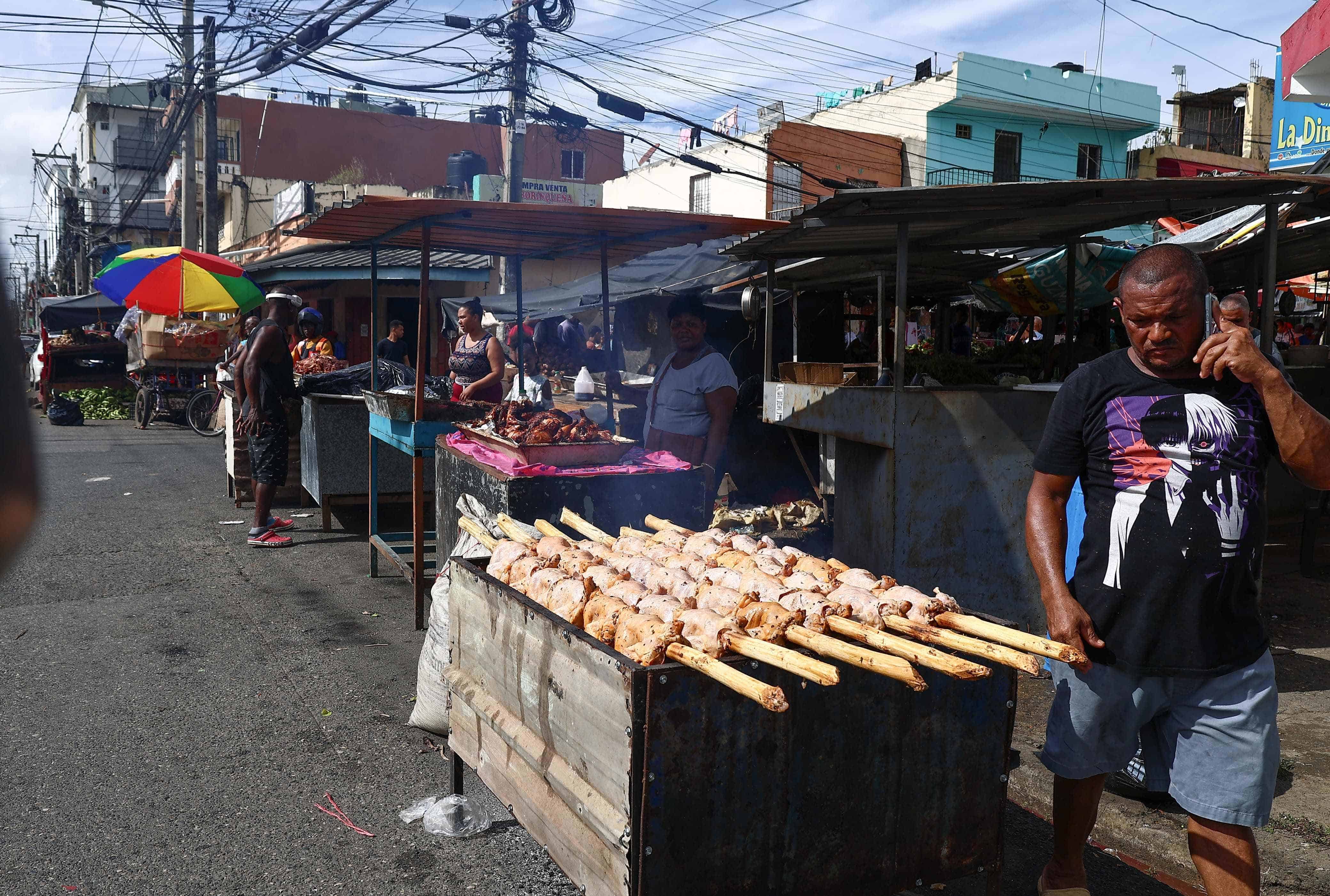 Ciudadanos aprovechan estas festividades para realizar ventas de productos demandados en Navidad y Año Nuevo.