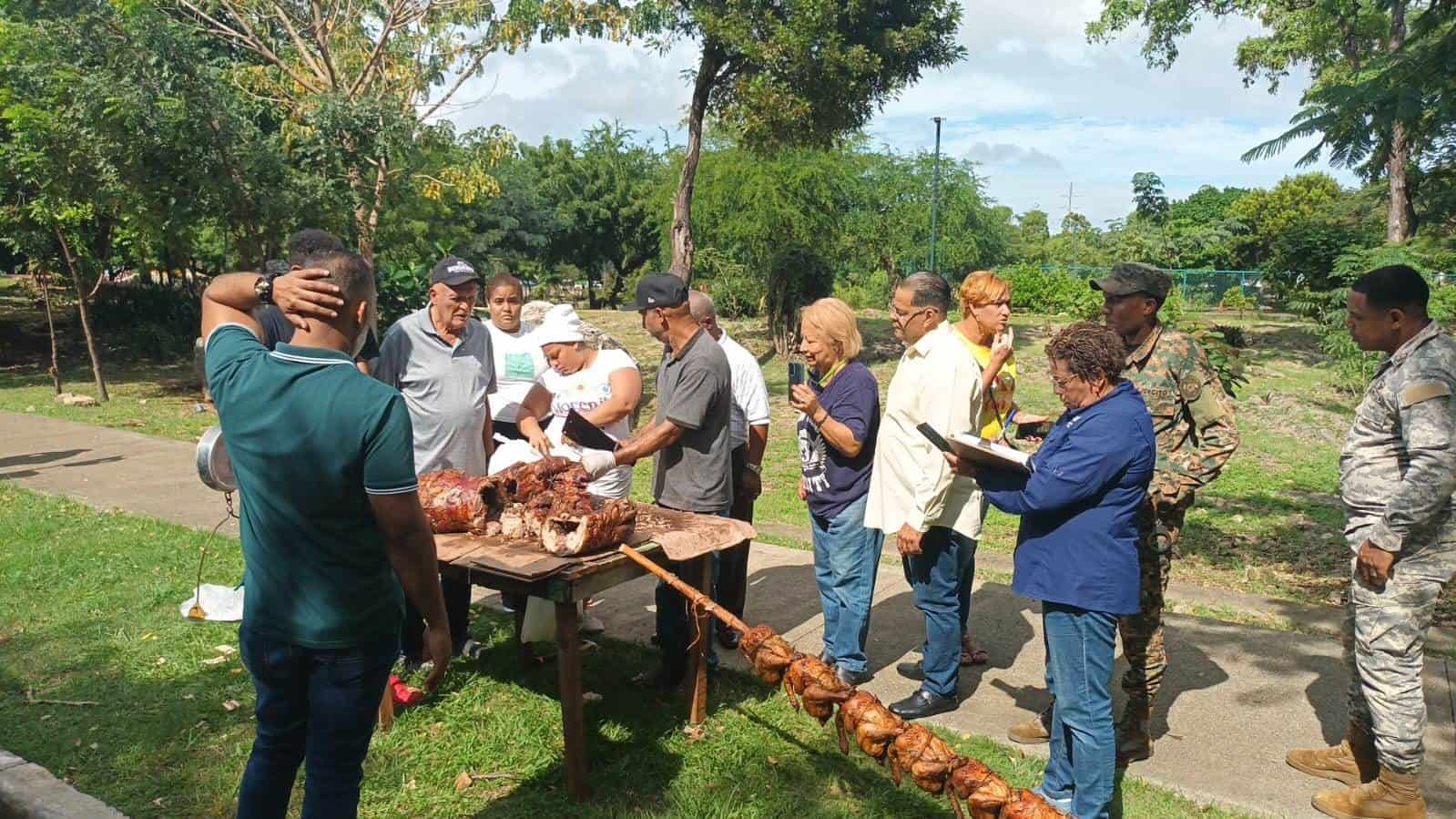 Inspectores del Ayuntamiento del Distrito Nacional visitan los puestos de ventas de cerdo asado.