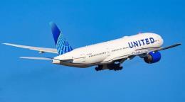 Desv&iacute;an vuelo de United Airlines por pasajero conflictivo que tuvo que ser reducido a bordo