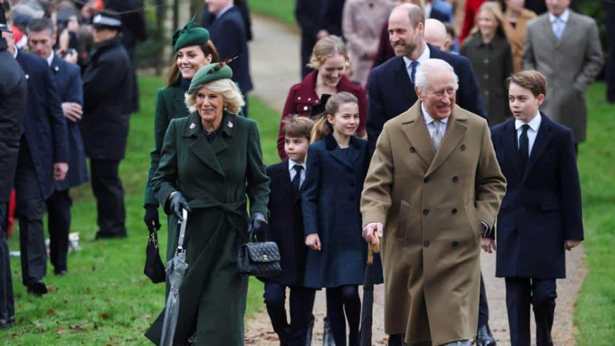 Carlos III y Camila y los príncipes de Gales asisten a misa por Navidad