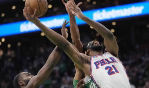 Embiid se repone de caída antes del partido y lleva a 76ers a victoria sobre Celtics
