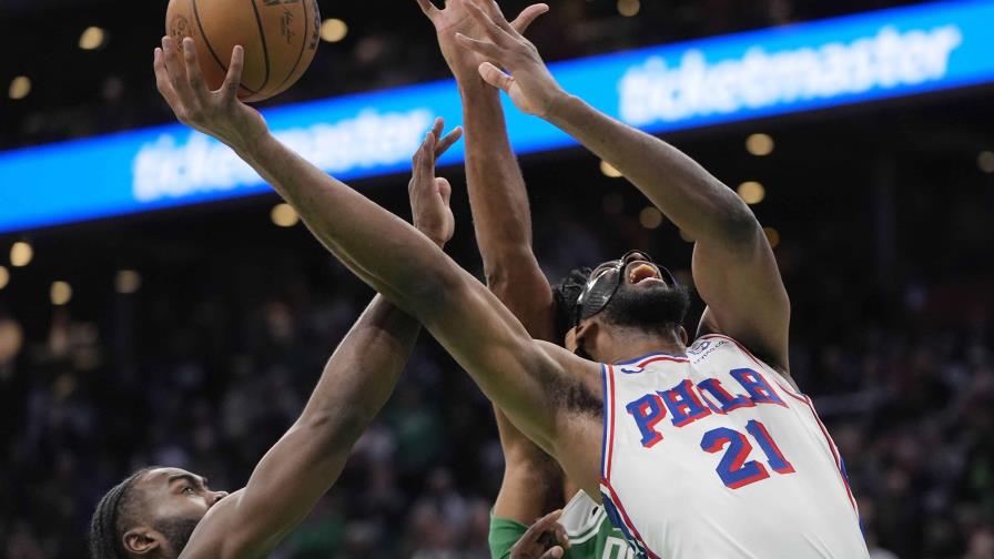 Embiid se repone de caída antes del partido y lleva a 76ers a victoria sobre Celtics