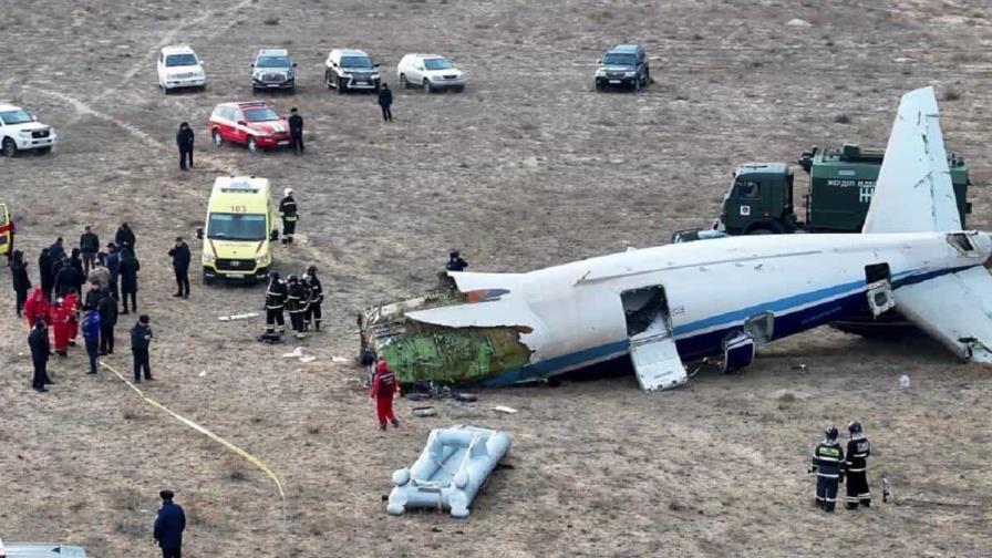 Más de 30 personas pueden haber muerto en el accidente de avión en Kazajistán