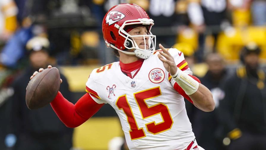 Mahomes lanza para 3 touchdowns y Chiefs aseguran 1er puesto de la Americana al doblegar a Steelers