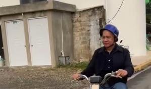 Ahora con casco, Ricardo de los Santos se pasea en motorcito por Cotuí