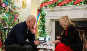 Joe Biden y su esposa Jill ayudan a rastrear el recorrido de Santa Claus por Navidad