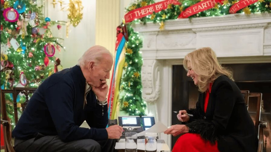 Joe Biden y su esposa Jill ayudan a rastrear el recorrido de Santa Claus por Navidad