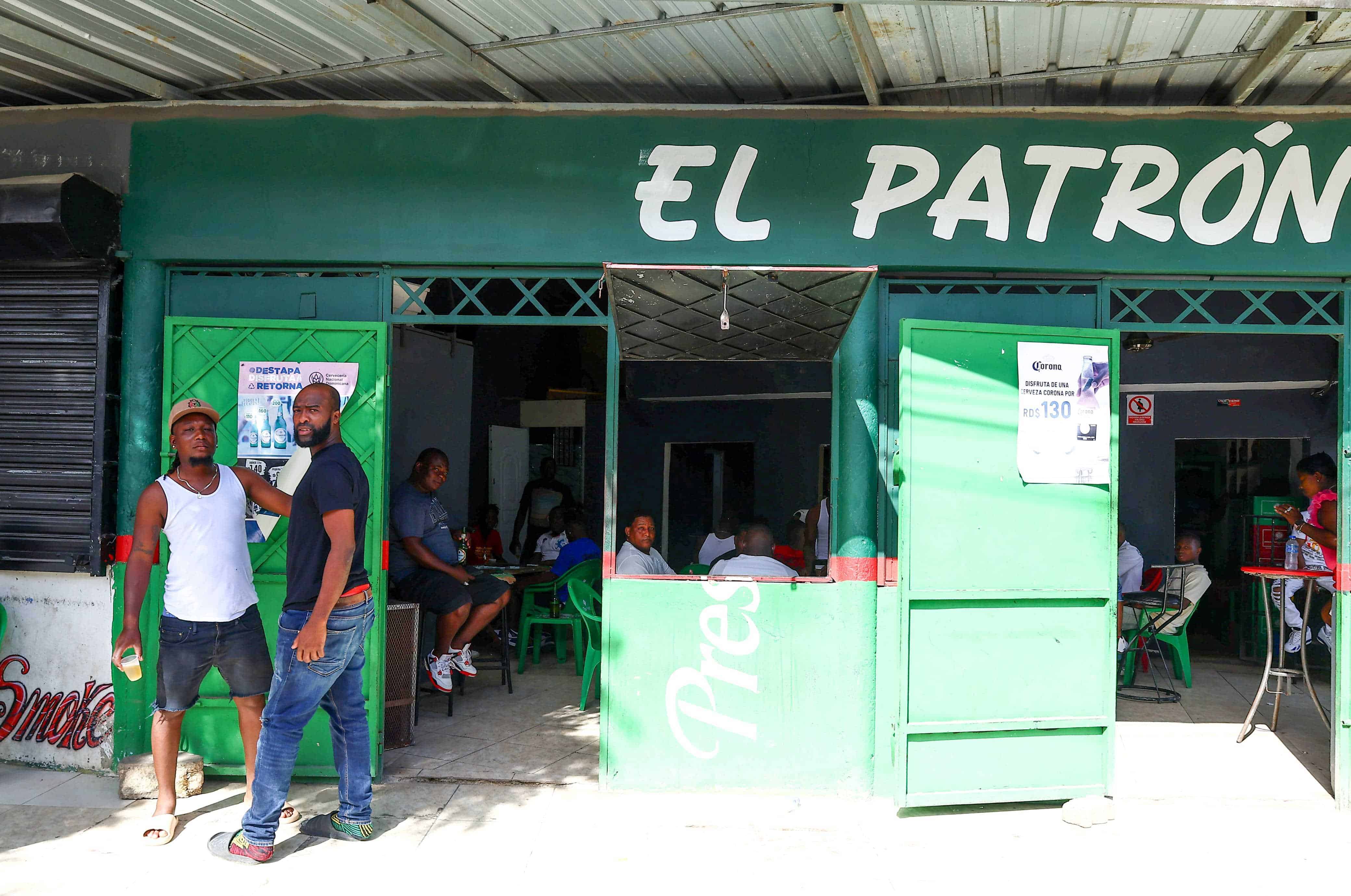 Algunas personas compartiendo en centro de bebidas alcholicas. 