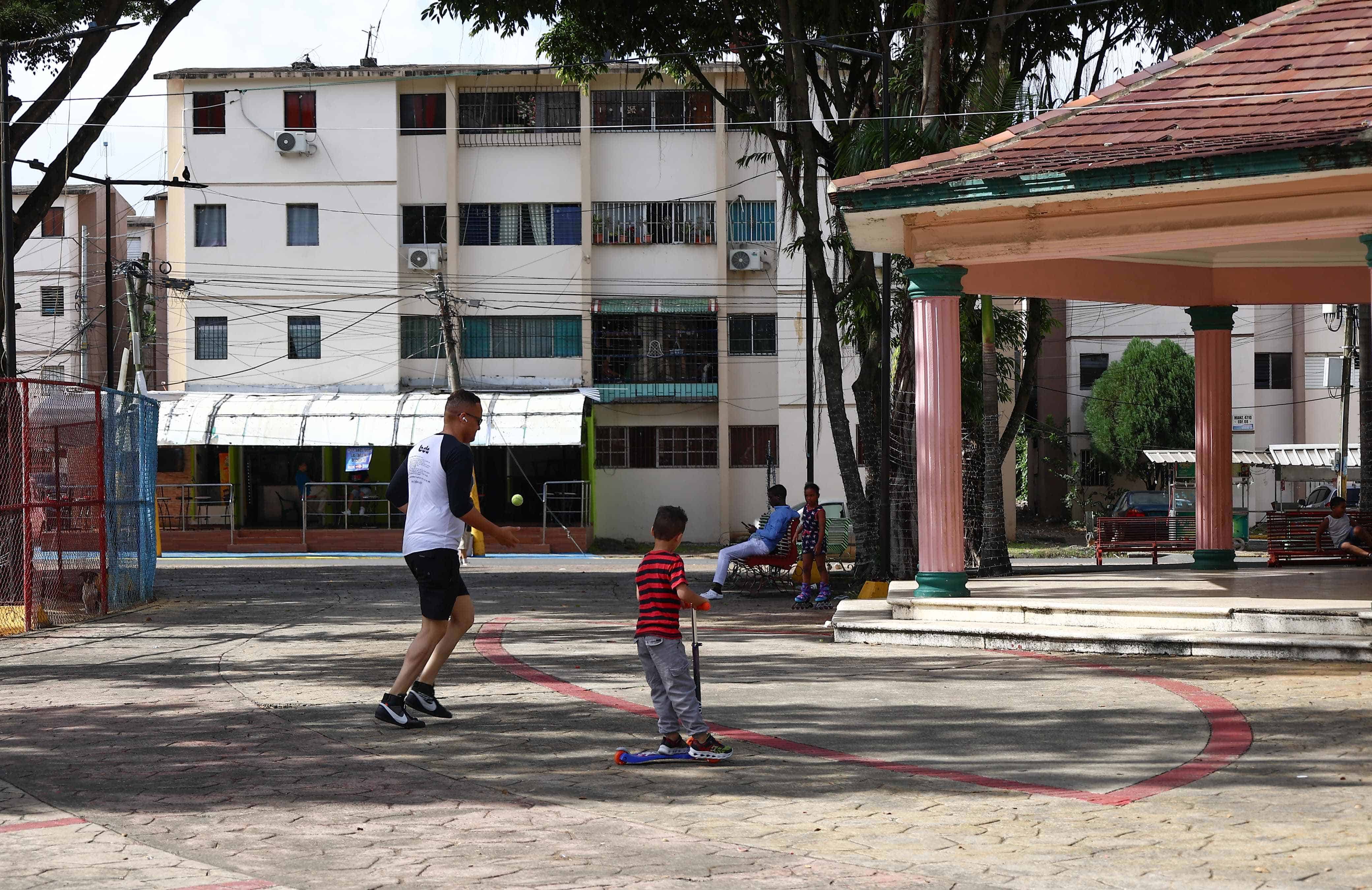 Padre compartiendo con su hijo en la calle. 