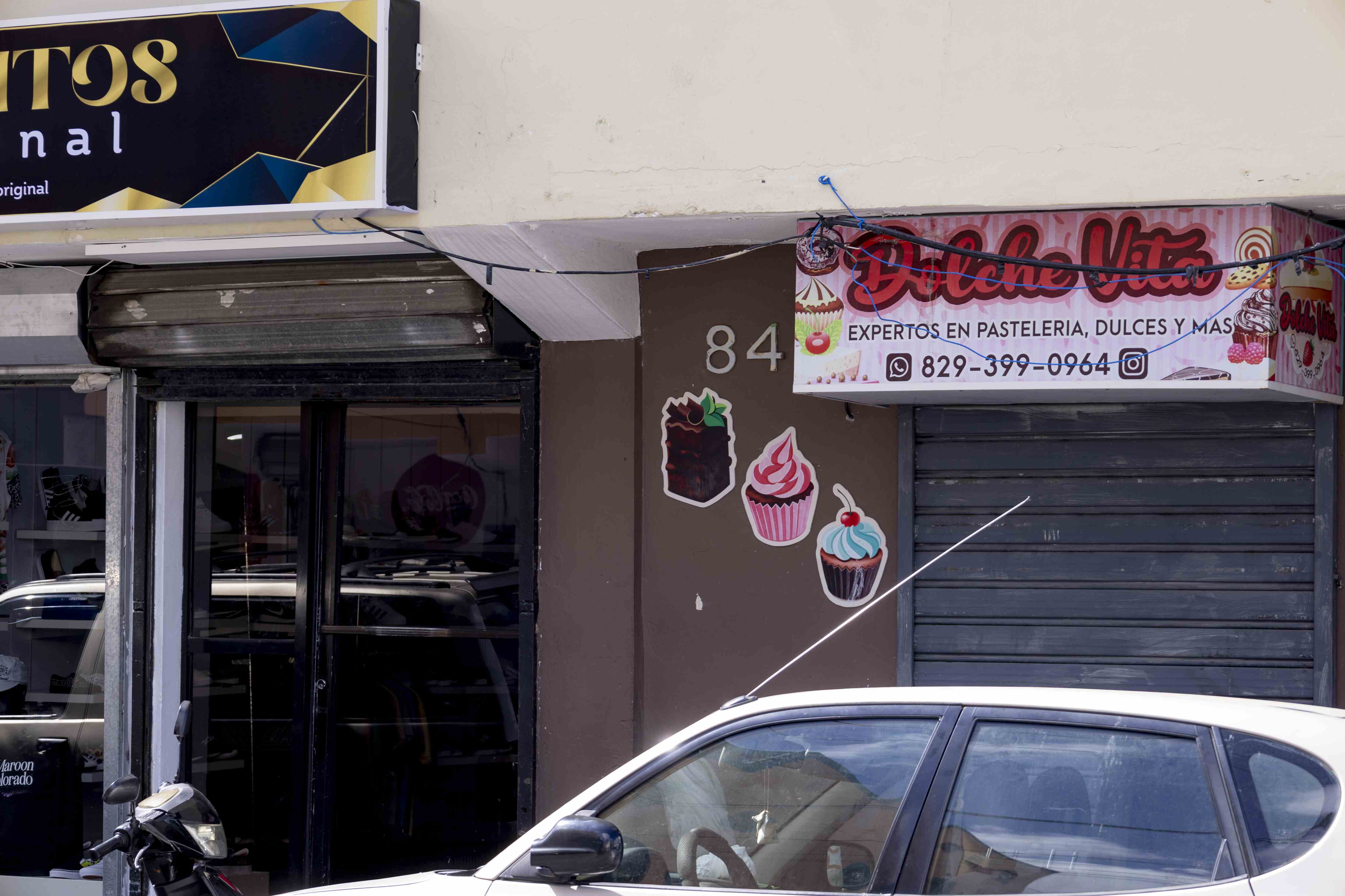 Negocio cerrado en el que se encontró la señalética de una pastelería, en el sector Los Prados.