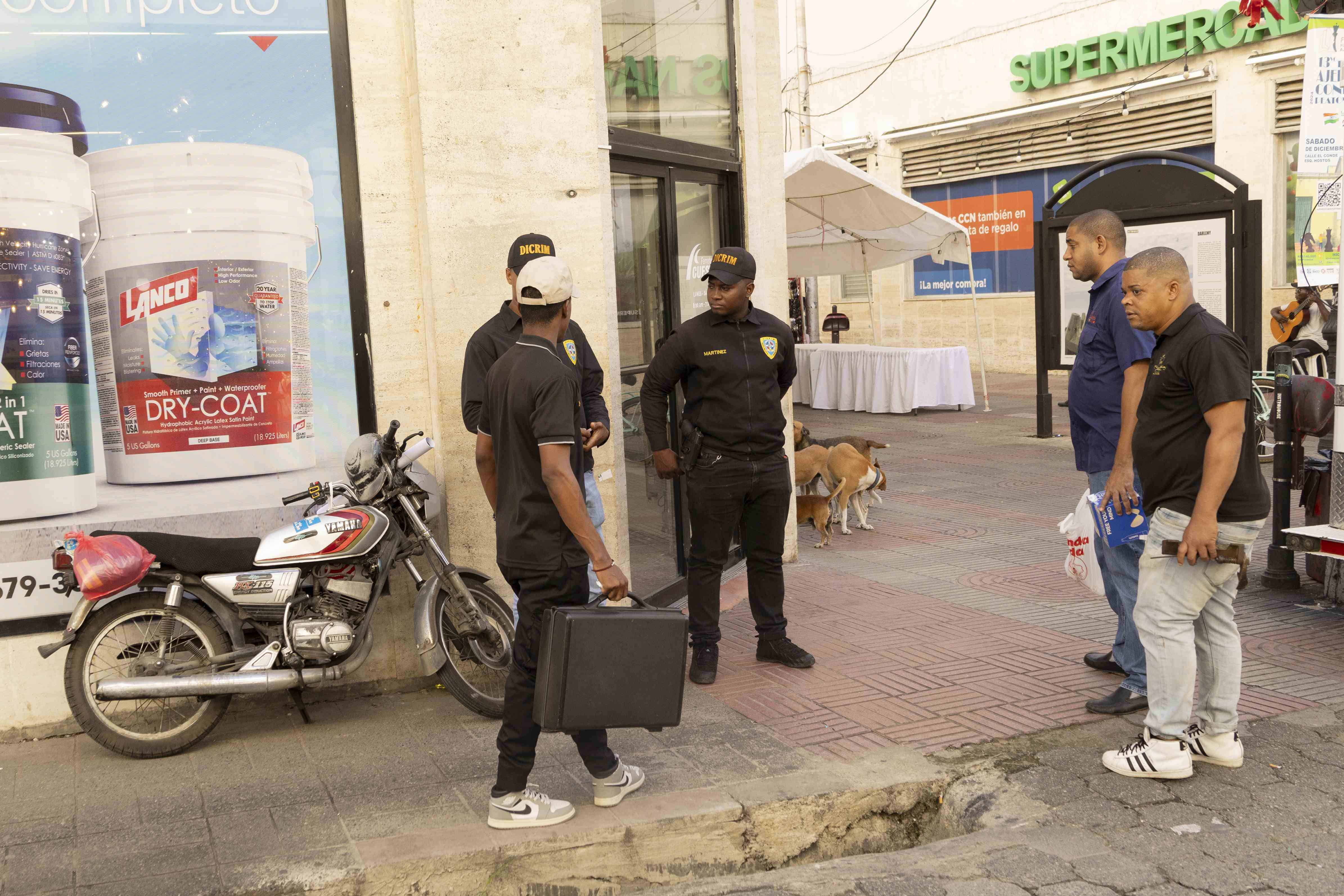 Agentes de la Dirección Central de Investigación (Dicrim). 