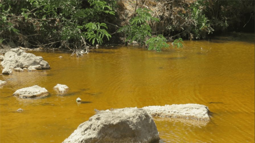 El agua está color jugo de naranja: temor en El Salvador por el regreso de la minería metálica