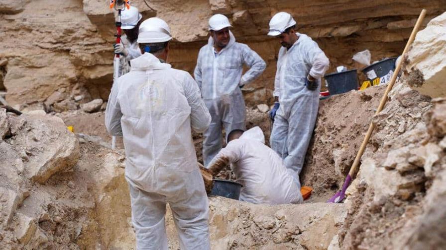 Exhuman los restos de un centenar de mujeres y niños kurdos de una fosa en Irak