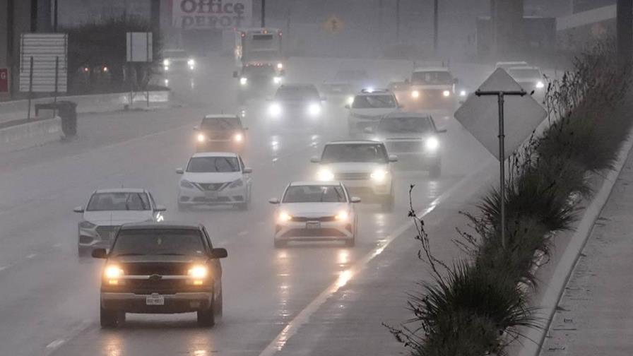 Fuertes tormentas azotan Texas y retrasan los viajes vacacionales