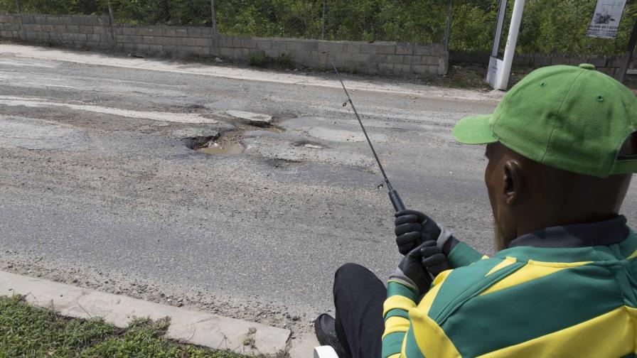 Claman por desagüe en la entrada de Ciudad Juan Bosch