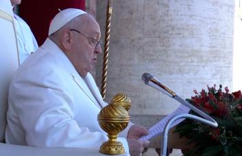 El papa pide en Navidad superar las divisiones en un mundo ensombrecido por los conflictos