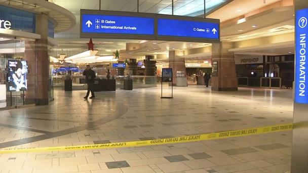 Dos heridos de bala por tiroteo en aeropuerto de Phoenix, dice policía; otro fue apuñalado