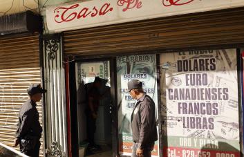 Dueño de casa de cambio herido de gravedad durante robo a su negocio perpetrado por dos familiares