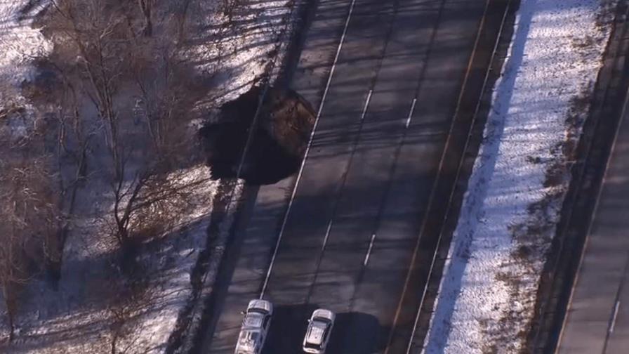 Socavón provoca cierres de carriles en carretera de Nueva Jersey