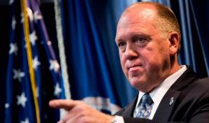 El zar de la frontera de Trump anuncia que restituirá la detención de familias migrantes