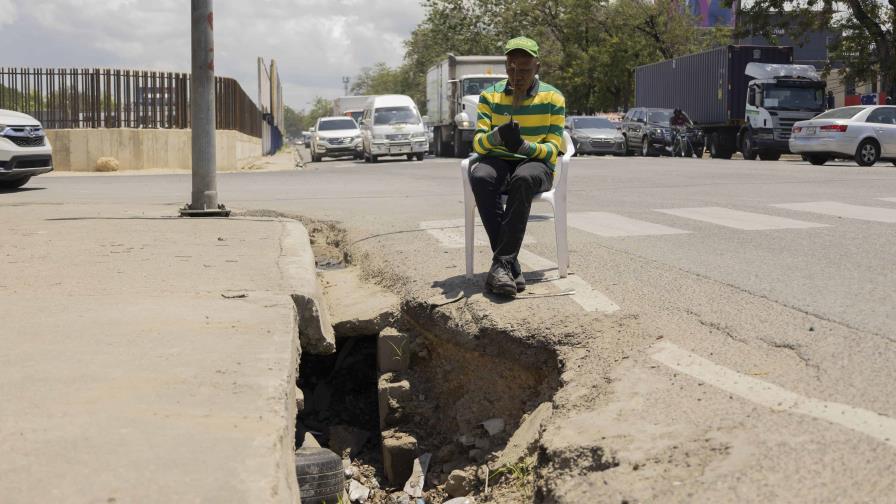 Una tronera a la vista de todos en la Luperón esquina Guarocuya