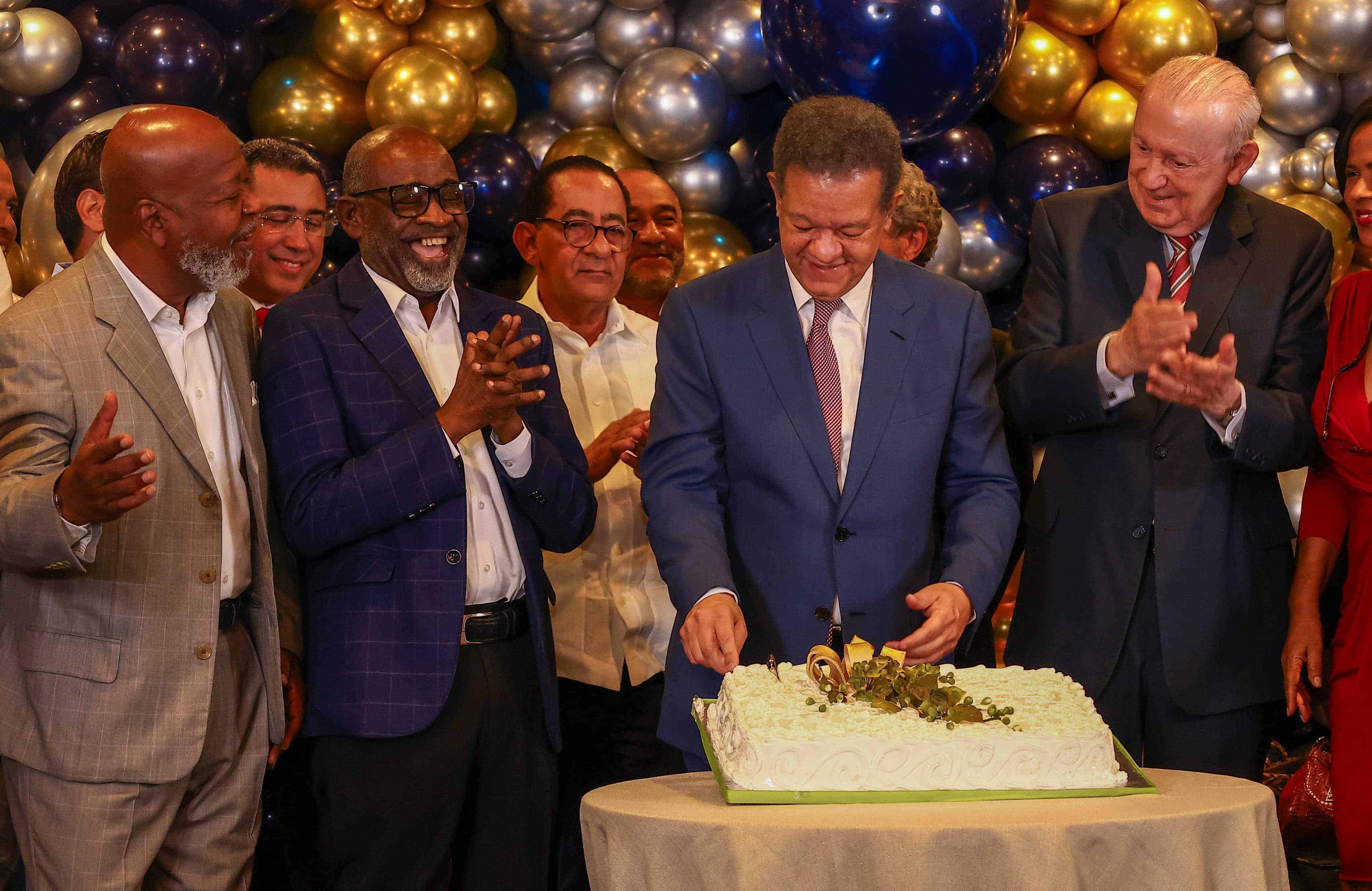 Leonel Fernández compartió con la Dirección Política, amigos y seguidores en el día de su cumpleaños número 71. 