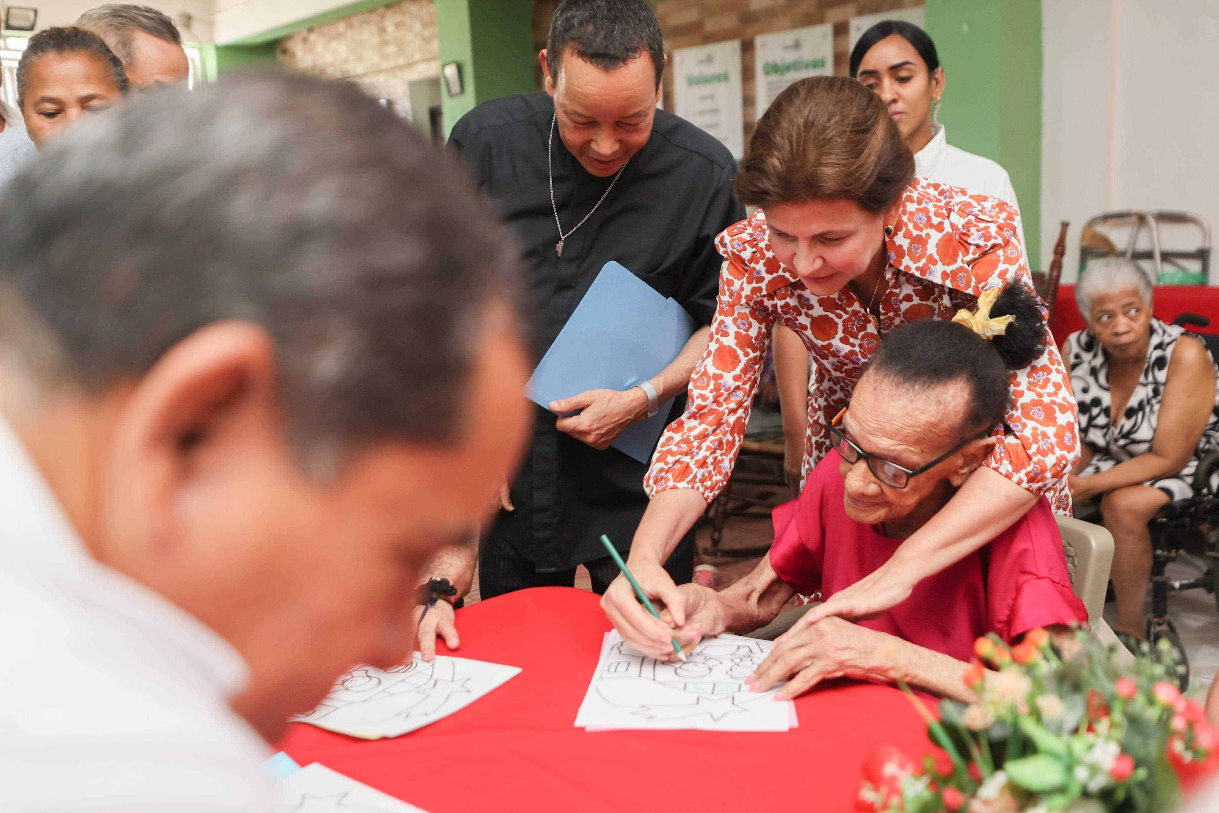 Los envejecientes compartieron con la vicemandataria actividades de dibujo.