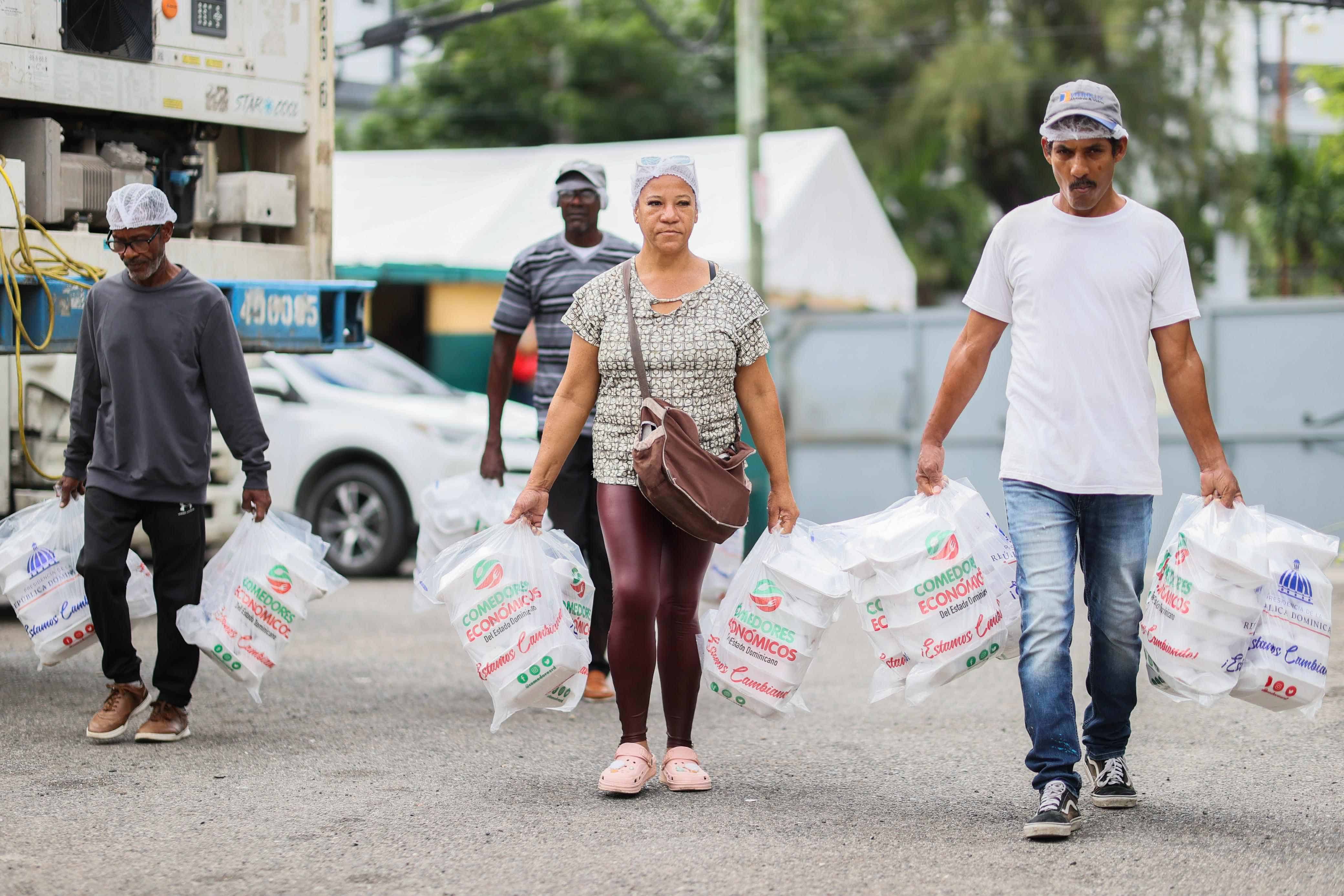 Colaboradores de  Comedores Económicos distribuyen raciones alimenticias a los comunitarios de Los Mina.