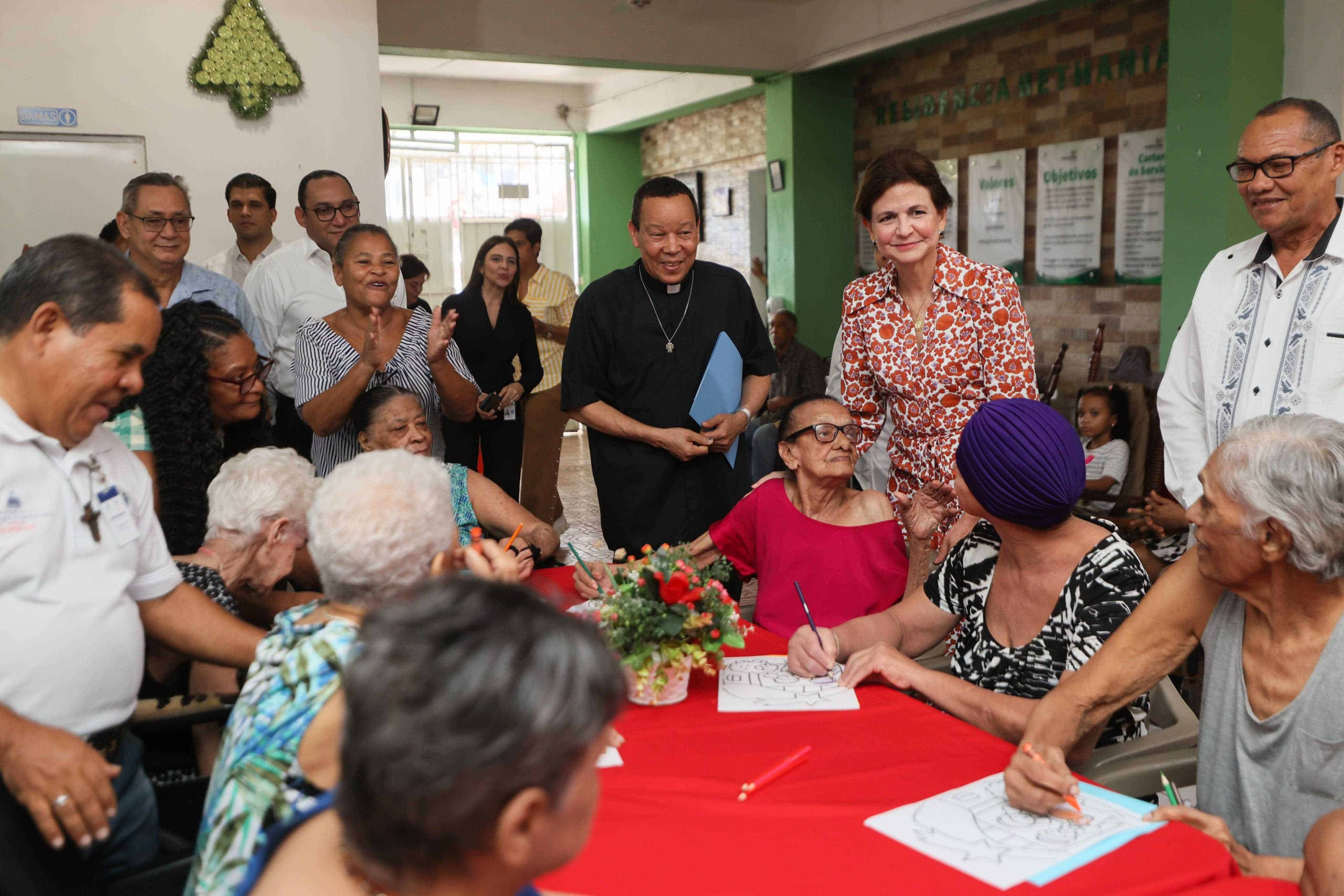 Raquel Peña compartió con los adultos mayores del hogar Residencia Bethania y supervisó la entrega de 150 raciones de alimentos cocidos.