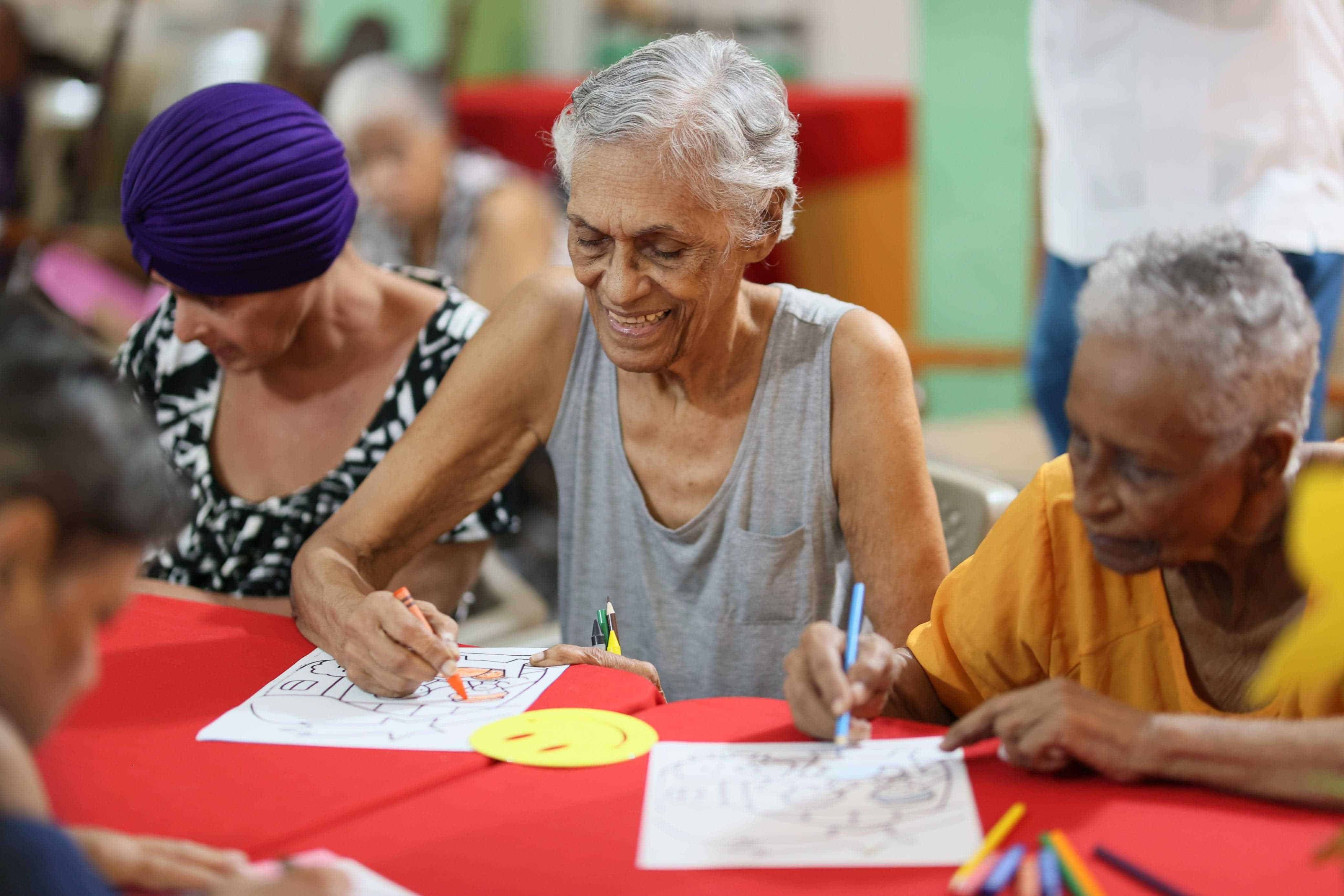 Residentes del hogar de ancianos Bethania, en Santo Domingo Este mientras dibujan.